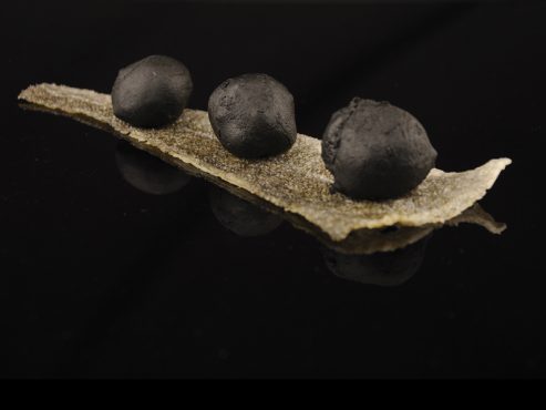 Buñuelo Negro de Bacalao con Alioli